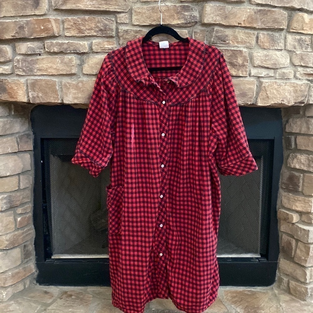 Carole black and red plaid nightgown with pockets  and front snap closure. 2X